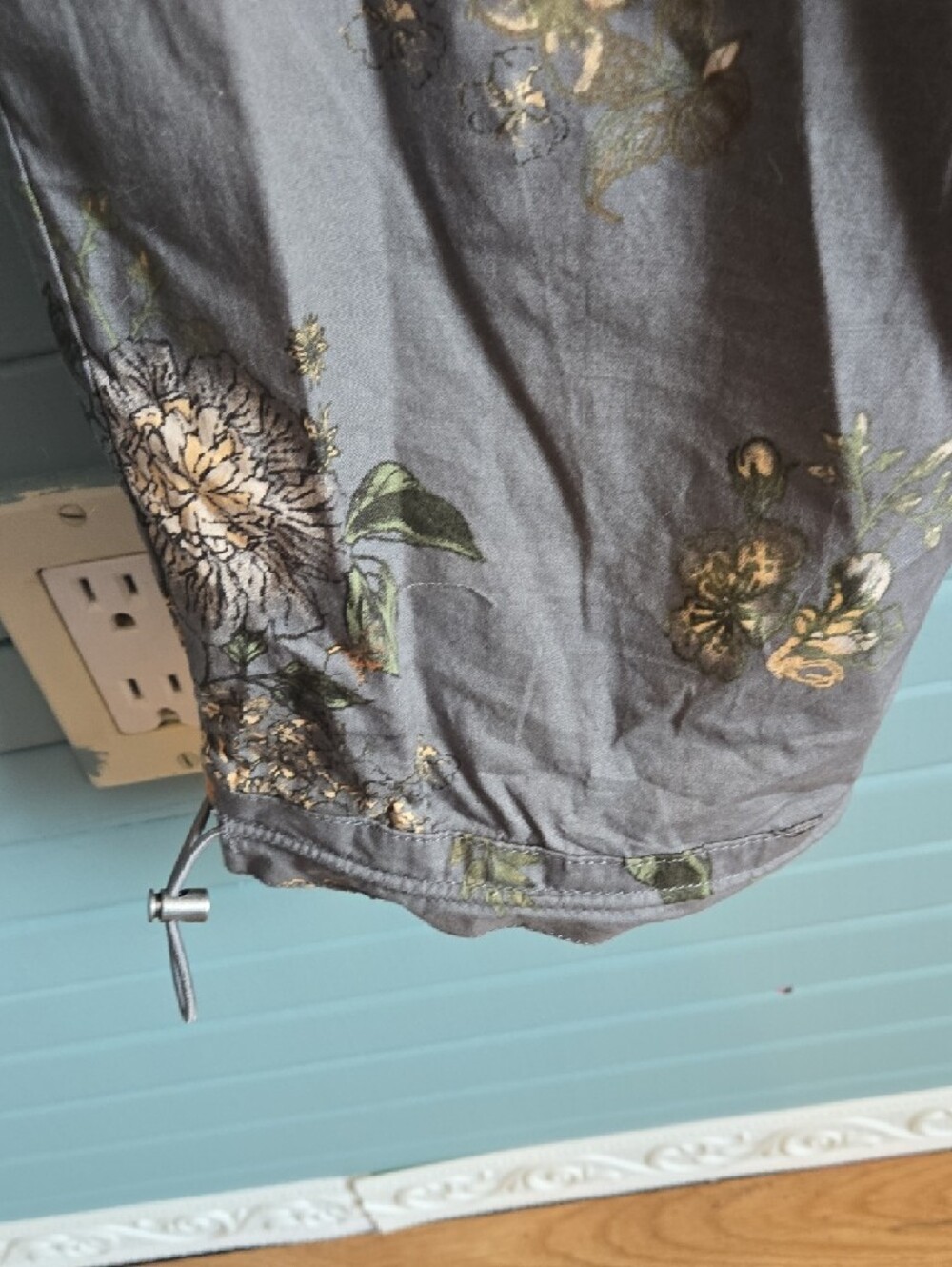 Democracy Gray Green Floral Cropped Cargo Pants with Peach Accents - Picture 4 of 8
